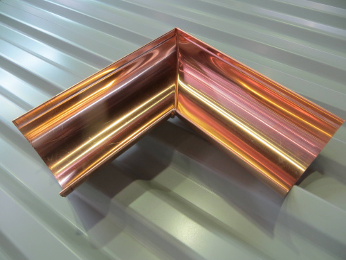 Угол 90 градусов водосточного желоба медный ф150х400х400мм Угол 90 градусов водосточного желоба медный ф150х400х400мм