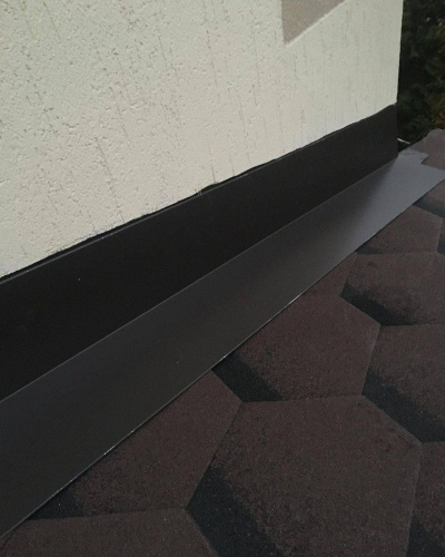 Планка примыкания для мягкой кровли оцинкованная с порошковым покрытием 0,45мм RAL 8017 фото 3 Планка примыкания для мягкой кровли оцинкованная с порошковым покрытием 0,45мм RAL 8017 фото 3