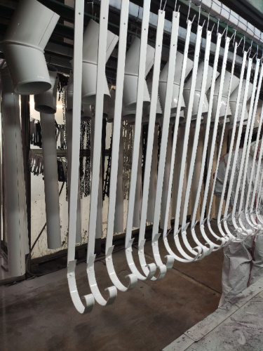 Крепление желоба водосточного короткое c порошковым покрытием ф150x350мм RAL 9016 Крепление желоба водосточного короткое c порошковым покрытием ф150x350мм RAL 9016