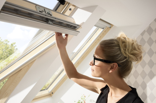 Окно мансардное дерево, лак ручка сверху Velux GZL CK04 1051 Комфорт WoodLine 55*98см фото 4