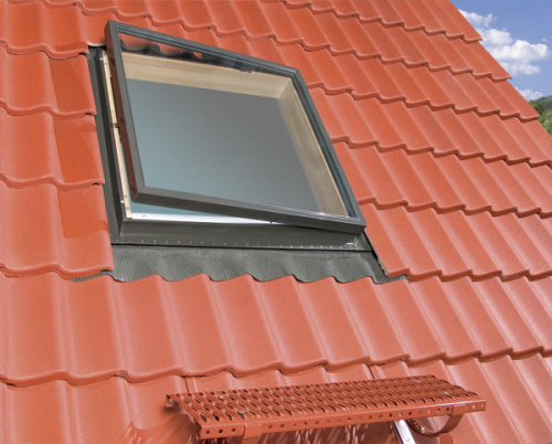 Окно-выход на крышу для неотапл. помещений дерево, лак ручка слева или справа Fakro WLI с унив.окл. и защит. от захлопыв. 54*83см фото 2