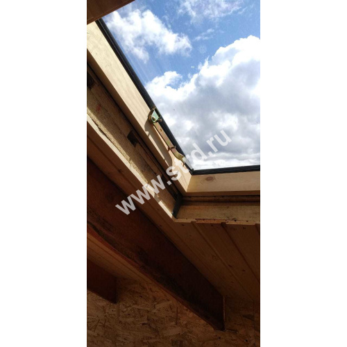 Окно-выход на крышу для неотапл. помещений дерево, лак ручка снизу Velux VLT 029 1000 45*73см фото 4