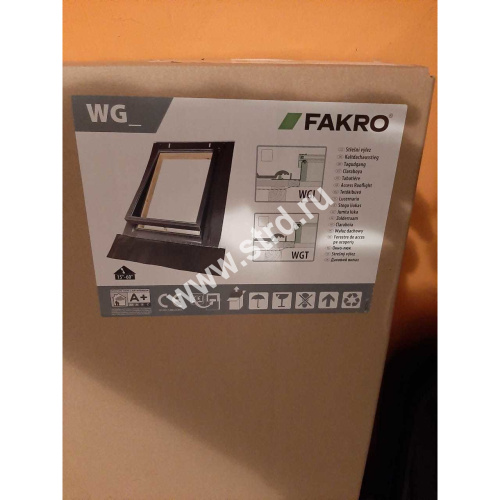 Окно-выход на крышу для неотапл. помещений дерево, лак ручка снизу Fakro WGI с унив.окл. и защит. от захлопыв. 46*55см фото 3