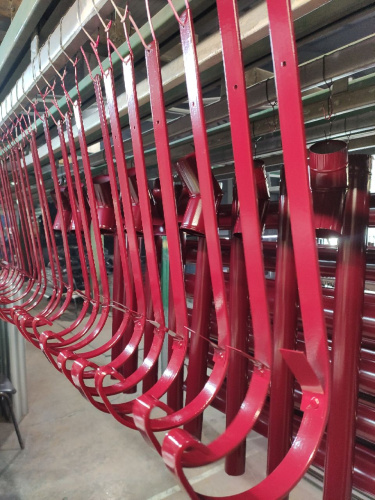 Крепление желоба водосточного c порошковым покрытием ф180x350мм RAL 3005 Крепление желоба водосточного c порошковым покрытием ф180x350мм RAL 3005