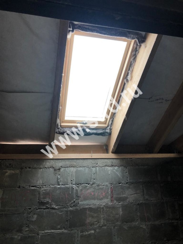 Окно мансардное дерево, лак ручка снизу Fakro FTS-V U4 Standart 114*118см фото 15