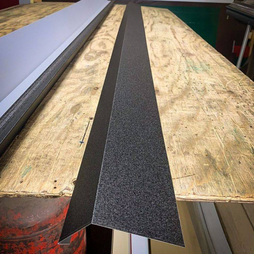 Планка ветровая фронтонная оцинкованная c полимерным покрытием 0,45мм RAL 8017 фото 3