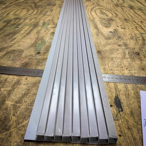 Планка примыкания боковая оцинкованная с порошковым покрытием 0,45мм ширина менее 625 мм RAL 2004 фото 2