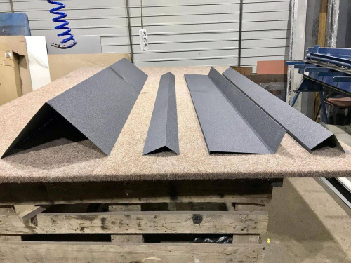 Планка торцевая оцинкованная с порошковым покрытием 0,45мм ширина более 625 мм RAL 3005 фото 7