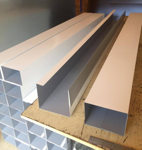 Планка примыкания в штробу для кровли оцинкованная с порошковым покрытием 0,45мм RAL 3005 Планка примыкания в штробу для кровли оцинкованная с порошковым покрытием 0,45мм RAL 3005